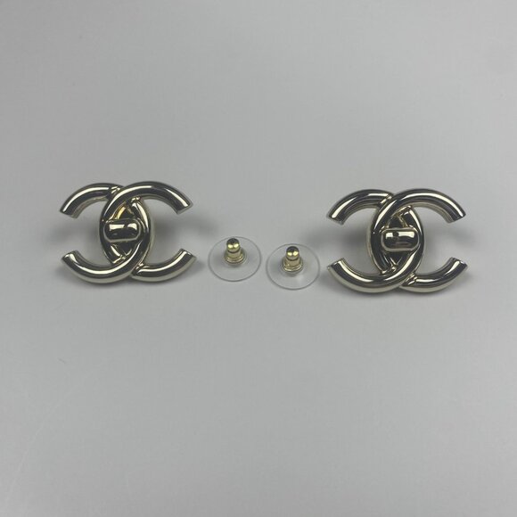 CHANEL Pre-Owned 1995 Gold Tone Turn Rock CC Clip On Earrings - Picture 4 of 9